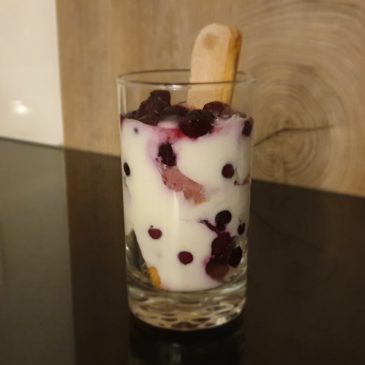 Joghurt-Quark Creme mit Heidelbeeren und Löffelbiskuits im Glas